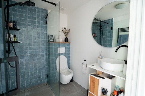 Badkamer met regendouche