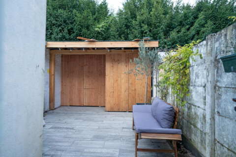 Tuin met zithoek en afdak