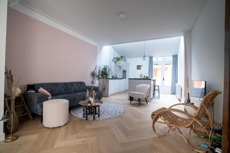 Woonkamer met een eethoek, zitgedeelte en een ruimte keuken inclusief bar